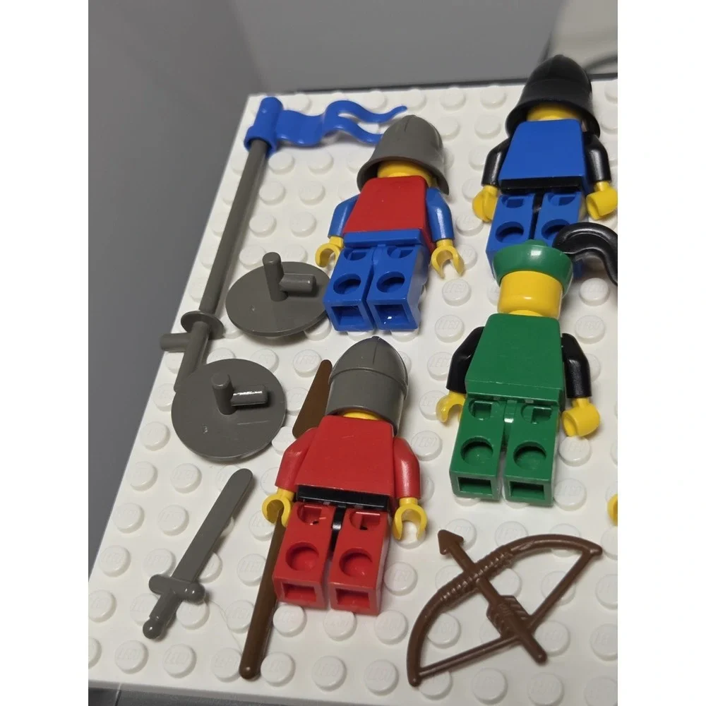 Vintage LEGO Knight Castle Forestmen Wolfpack Minifigures Minifig Weapon Shields